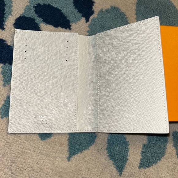 Louis Vuitton White Ski Seasonal Passport Holder - Picture 4 of 4